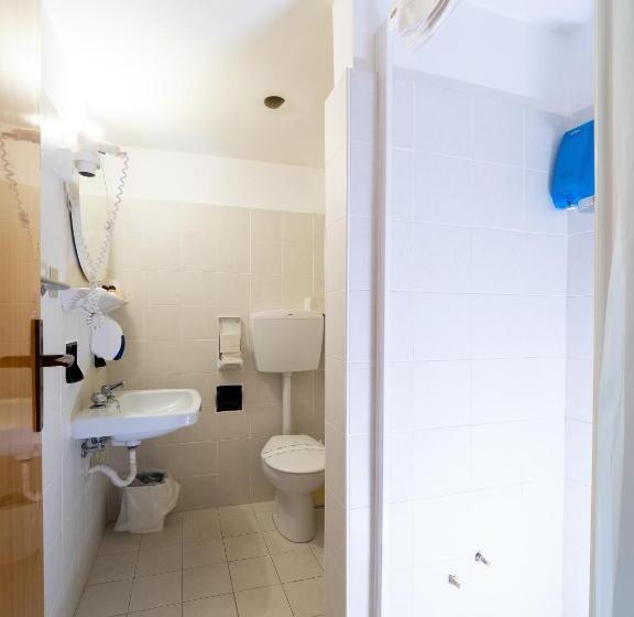 חדר סטנדרט לארבעה, Blurelda