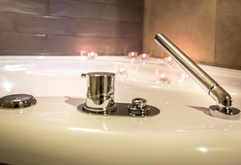 اتاق لوکس با وان آب گرم, Florence Old Bridge B&b