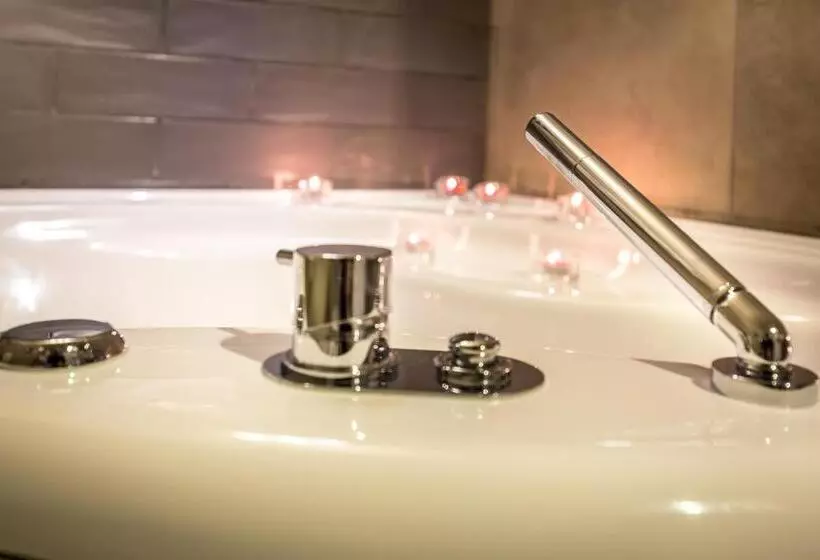 اتاق لوکس با وان آب گرم, Florence Old Bridge B&b