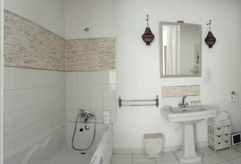 اتاق استاندارد سه نفره, Domaine De Marseillens