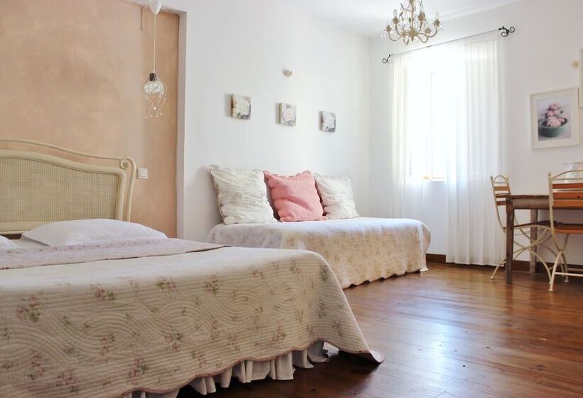 اتاق استاندارد سه نفره, Domaine De Marseillens