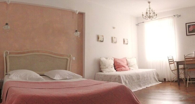 اتاق استاندارد سه نفره, Domaine De Marseillens