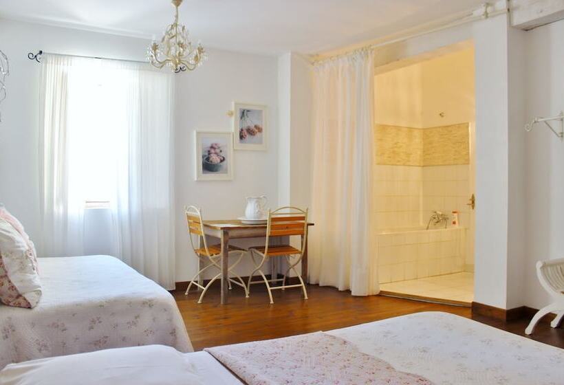 اتاق استاندارد سه نفره, Domaine De Marseillens