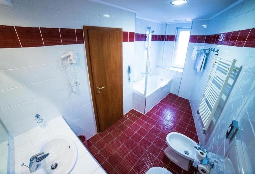 מיטת קינג בסוויטה, Best Western Plus Lido