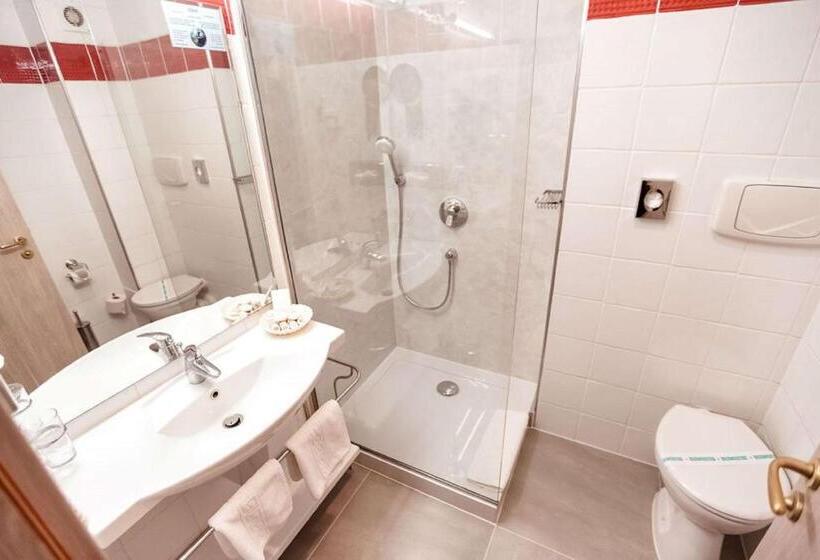 מיטת קינג בסוויטה, Best Western Plus Lido