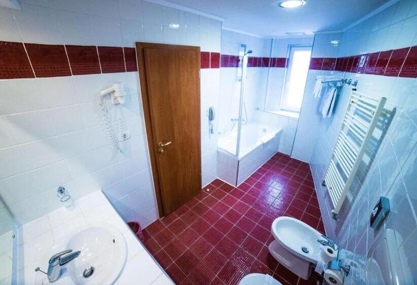 מיטת קינג בסוויטה, Best Western Plus Lido