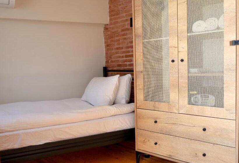 اتاق اکونومی یک تخته, Blue Sea Garden