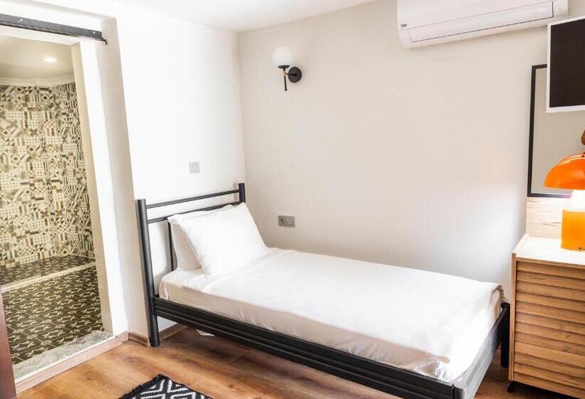 اتاق اکونومی, Blue Sea Garden