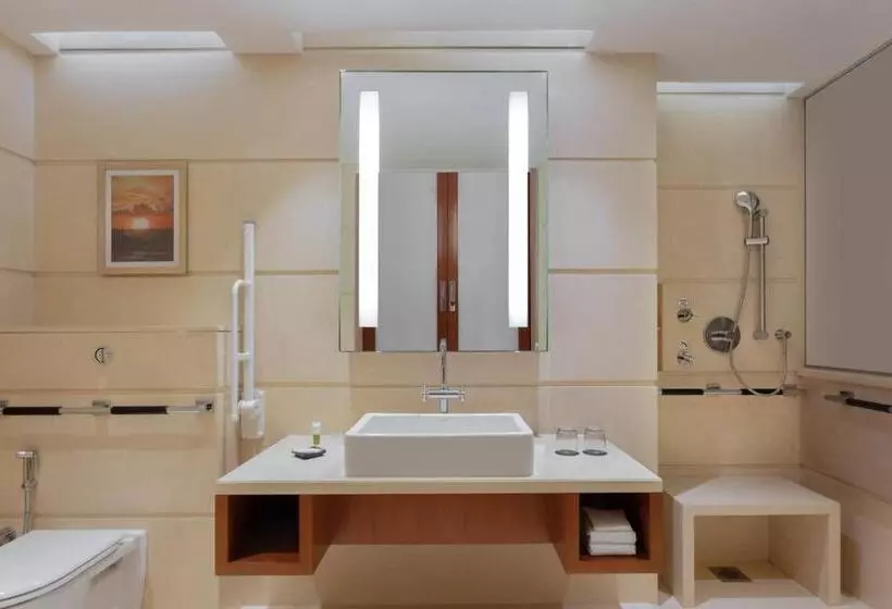 キングサイズベッドのデラックスルーム, Courtyard By Marriott Kochi Airport