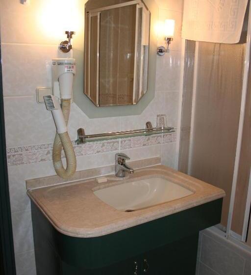 اتاق استاندارد سه تخته با چشم‌انداز, Hal Tur