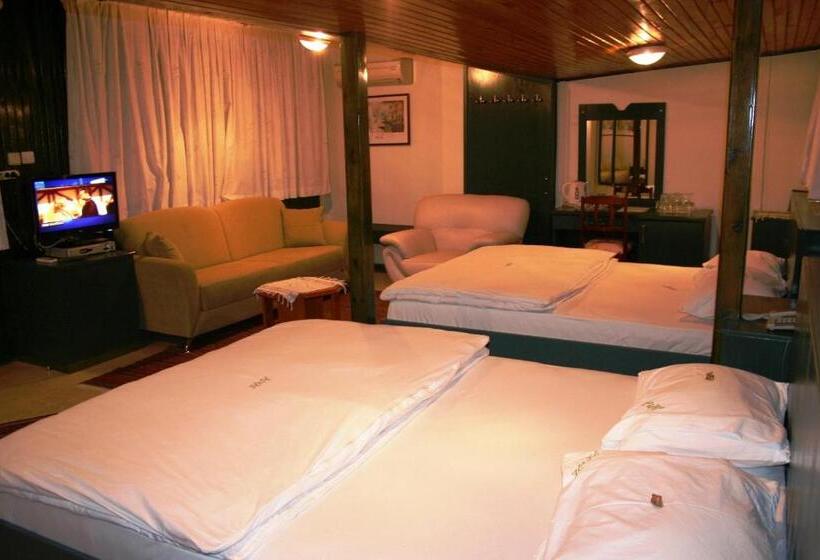 اتاق استاندارد چهار تخته, Hal Tur