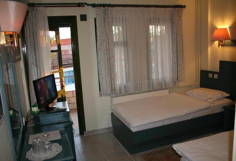 اتاق یک تخته با چشم‌انداز باغ, Hal Tur