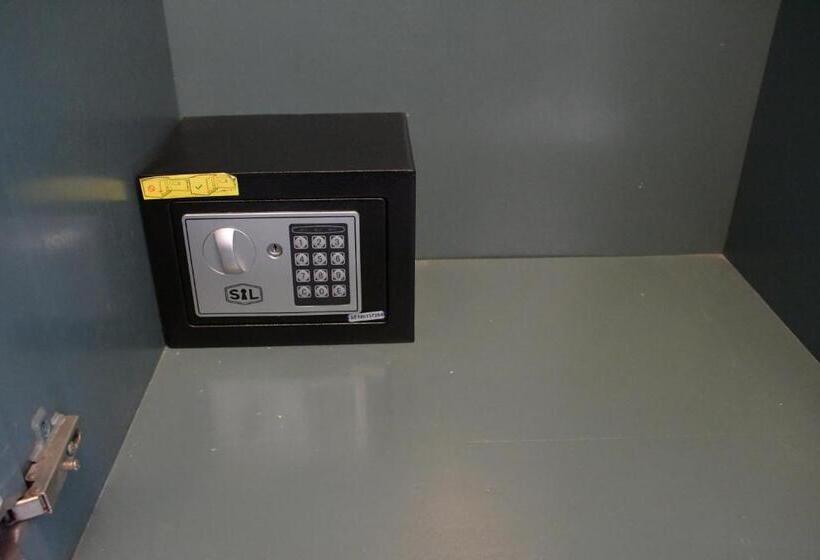 اتاق یک تخته با چشم‌انداز باغ, Hal Tur