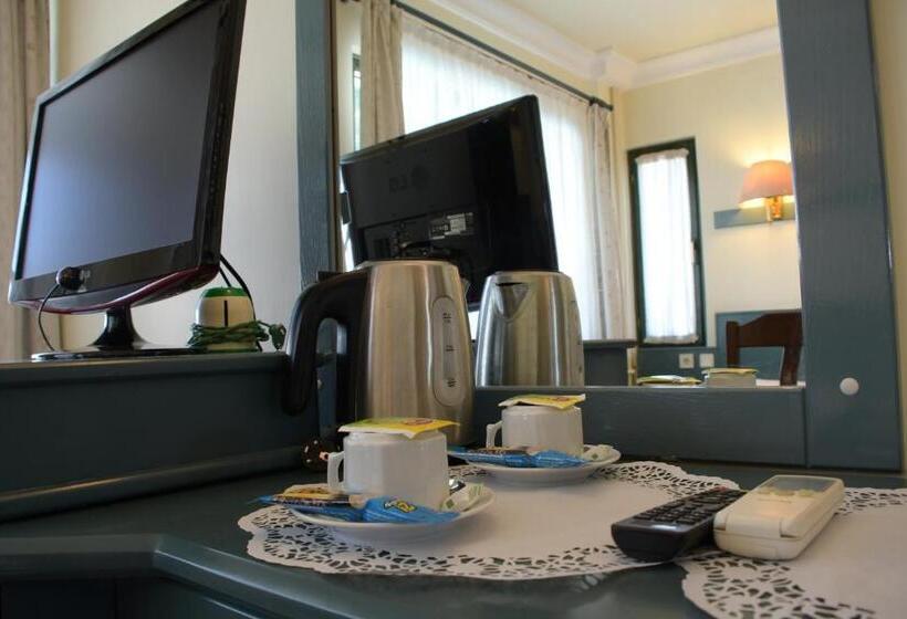 اتاق یک تخته با چشم‌انداز باغ, Hal Tur