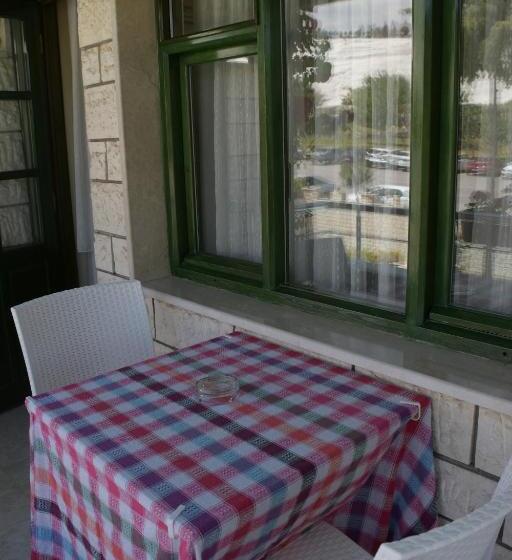 اتاق یک تخته با چشم‌انداز باغ, Hal Tur