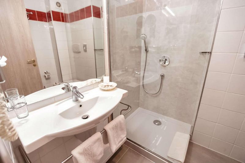 מיטת קינג בסוויטה, Best Western Plus Lido