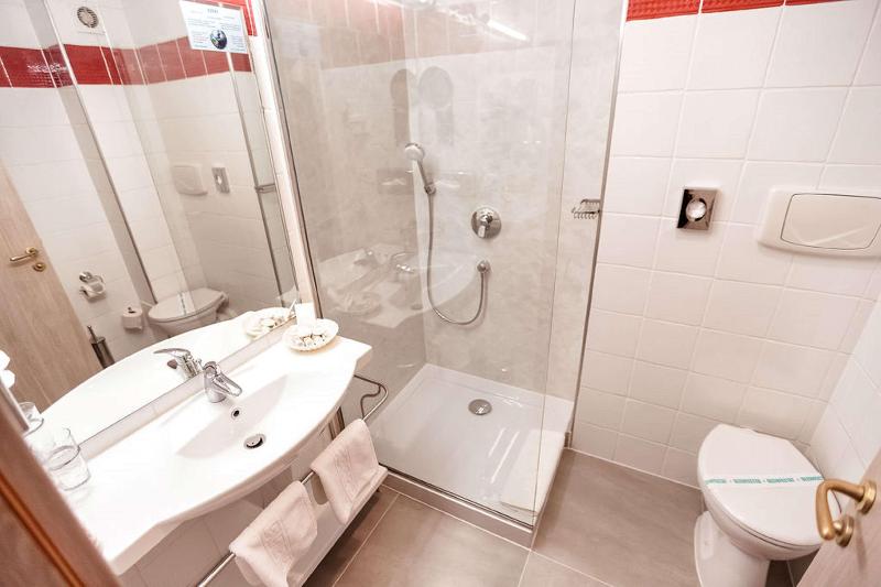 מיטת קינג בסוויטה, Best Western Plus Lido