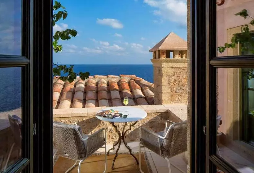 ジュニアスイート, Moni Emvasis Luxury Suites