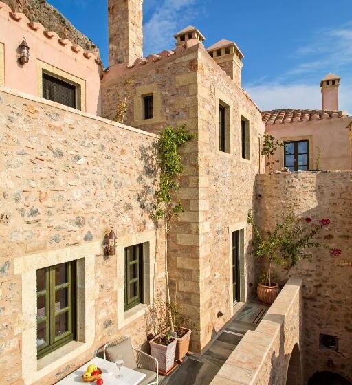 جناح جونيور, Moni Emvasis Luxury Suites