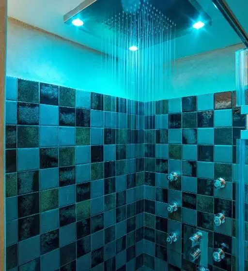 ジュニアスイート, Moni Emvasis Luxury Suites