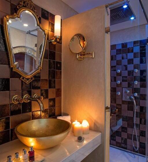 جناح جونيور, Moni Emvasis Luxury Suites