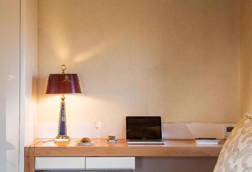 جناح جونيور, Moni Emvasis Luxury Suites