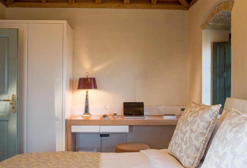 جناح جونيور, Moni Emvasis Luxury Suites