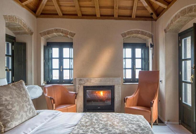 جناح جونيور, Moni Emvasis Luxury Suites