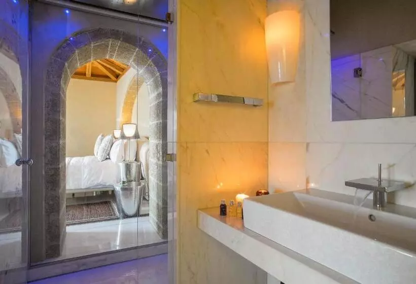 デラックススイート, Moni Emvasis Luxury Suites