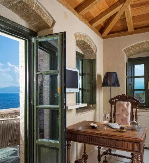 デラックススイート, Moni Emvasis Luxury Suites