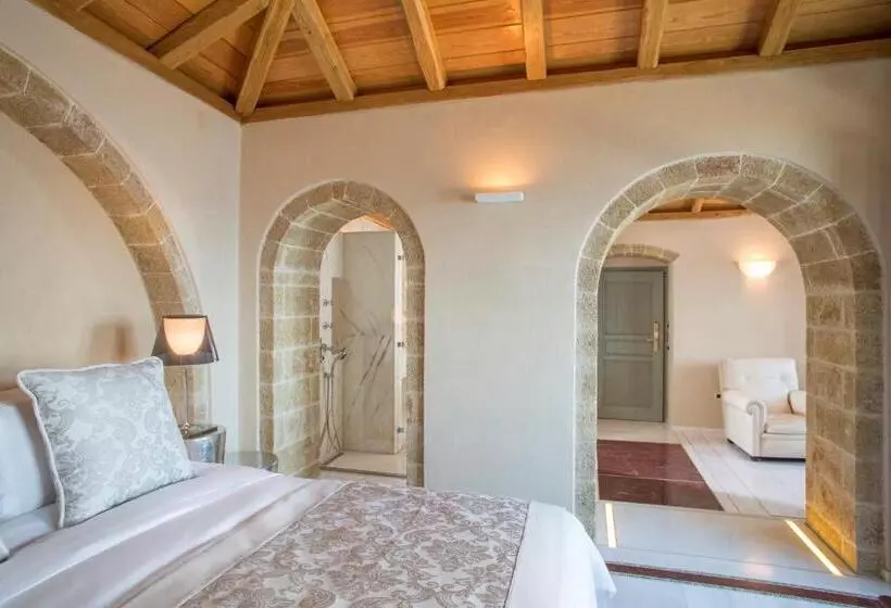 デラックススイート, Moni Emvasis Luxury Suites