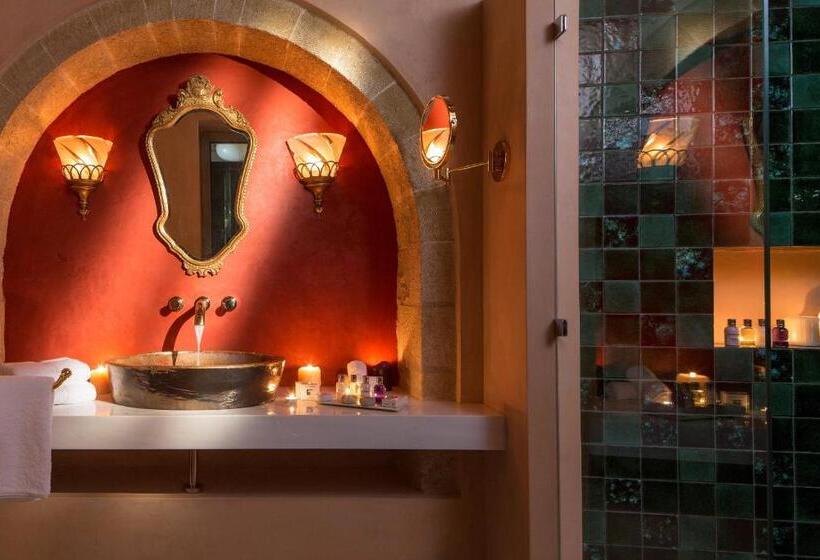 جناح سوبيريور, Moni Emvasis Luxury Suites