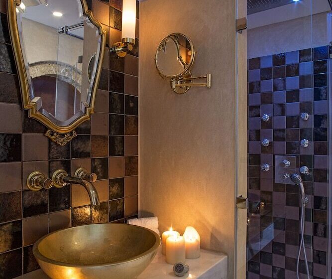 جناح جونيور مطلّ علي البحر, Moni Emvasis Luxury Suites