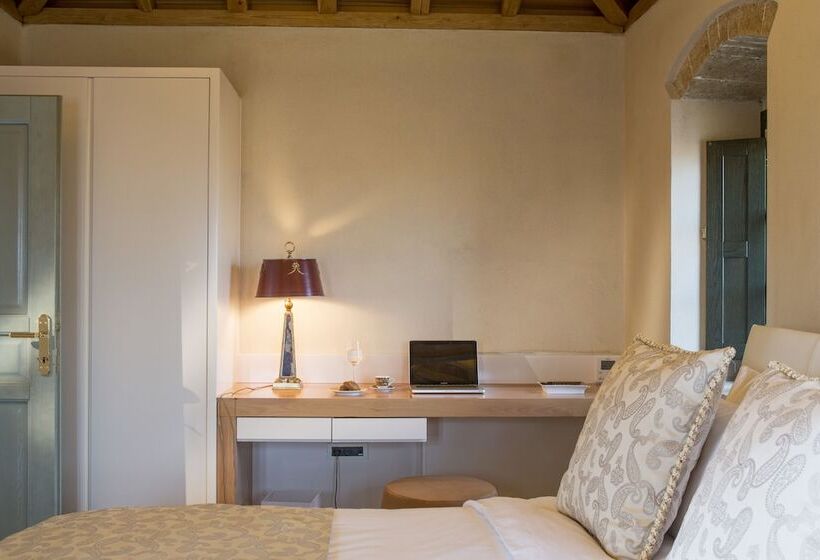 جناح جونيور مطلّ علي البحر, Moni Emvasis Luxury Suites