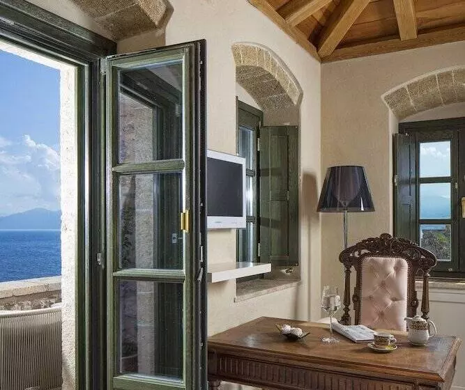 オーシャンビューデラックススイート, Moni Emvasis Luxury Suites