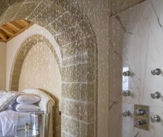 オーシャンビューデラックススイート, Moni Emvasis Luxury Suites