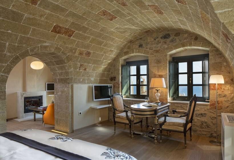 جناح سوبيريور مطل علي البحر, Moni Emvasis Luxury Suites