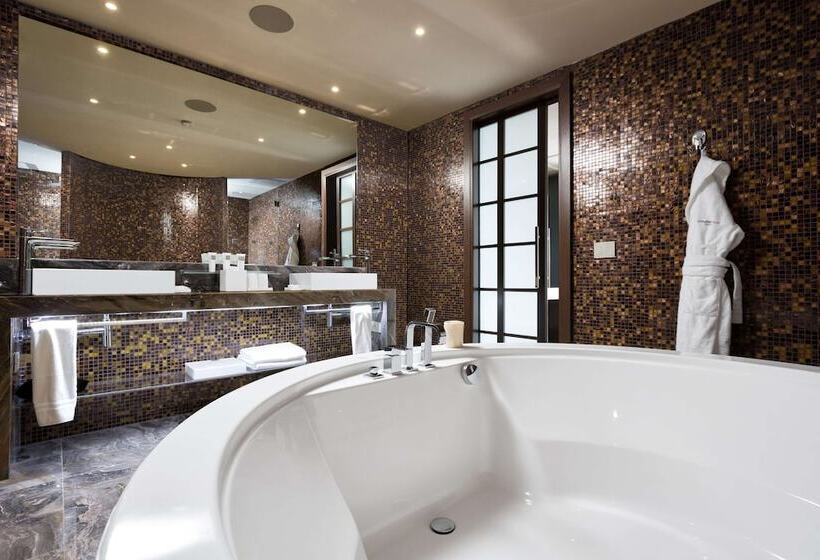 سوییت با چشم‌انداز دریا, Swissôtel Resort Sochi Kamelia