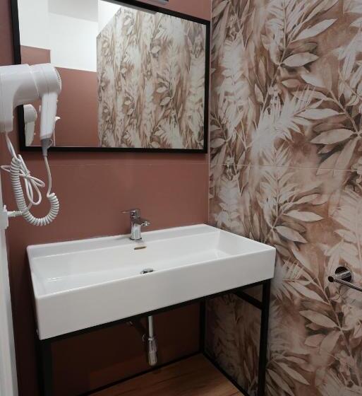 اتاق کلاسیک سه تخته, Ross Family Suites