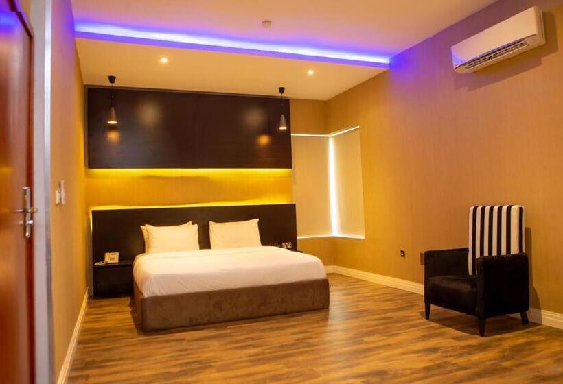 اتاق لوکس, Riivana Tavern