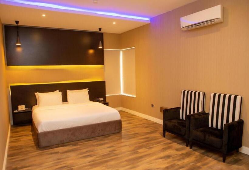 اتاق لوکس, Riivana Tavern