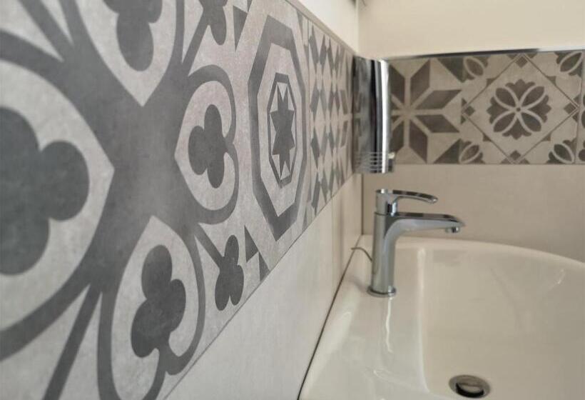 غرفة قياسية مطلّة علي البحر مزوَّدة بشُرفة, Villa Caravaggio Comfort E Relax