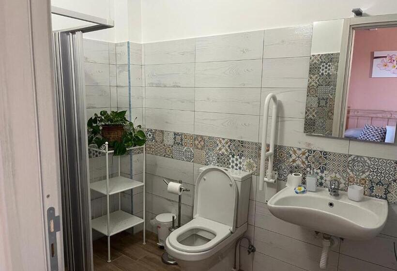 חדר סטנדרט מותאם לאדם עם מוגבלויות, La Pomelia B&b Sofia