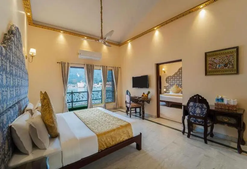 スイート（家族用）, The Neeraj Ganga Heritage Palace