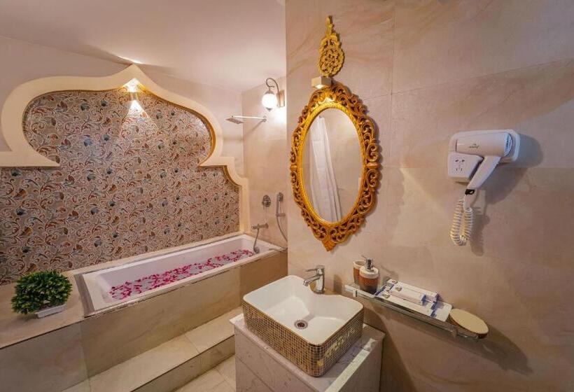 جناح, The Neeraj Ganga Heritage Palace