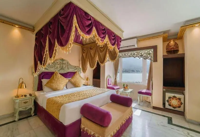 スイート, The Neeraj Ganga Heritage Palace