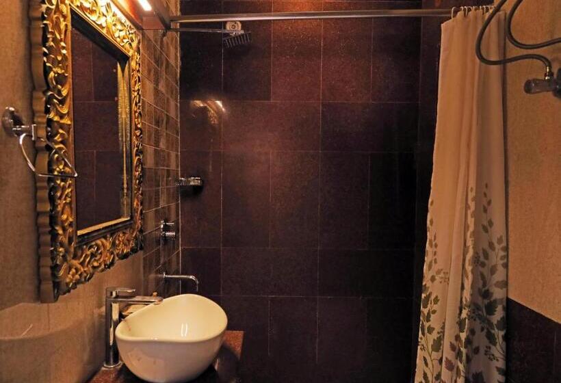 غرفة عائلية مطلّة علي الحديقة, The Neeraj Ganga Heritage Palace