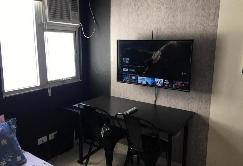 Standard Studio, Ronz Deca Hills