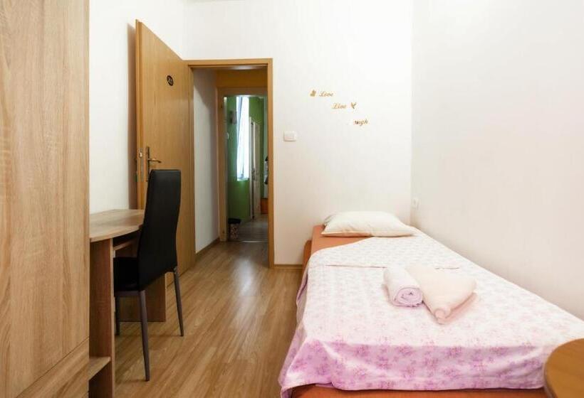 اتاق استاندارد یک نفره, Hostel Martin