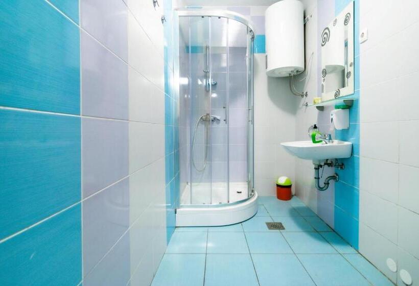 اتاق استاندارد سه نفره, Hostel Martin